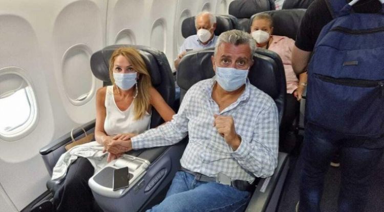 Villamayor regresa al país en primera clase y es escrachado por pasajeros