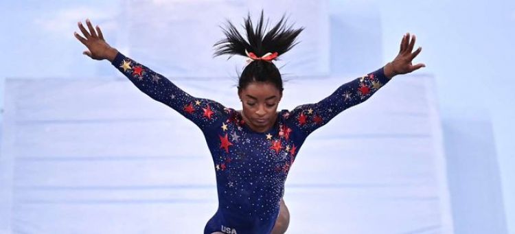 Simone Biles siente a veces el peso del mundo sobre sus hombros