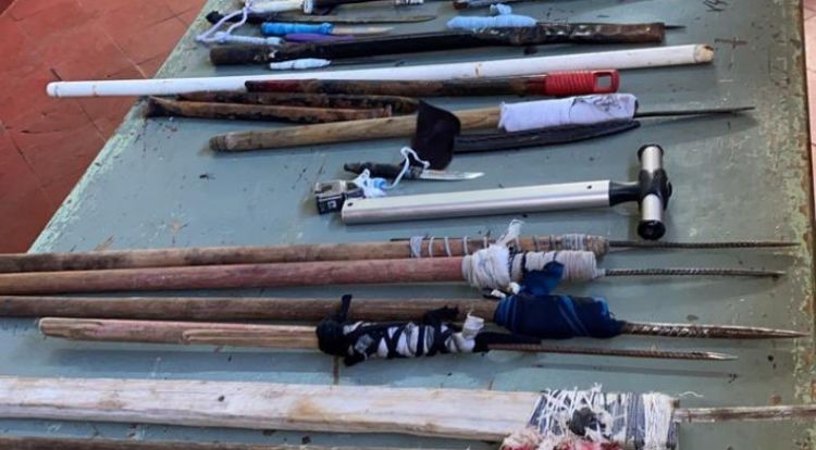 Incautan armas blancas y bebidas durante una requisa en Emboscada