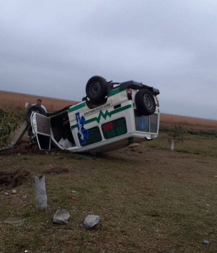Ambulancia de Coronel Bogado vuelca en Misiones