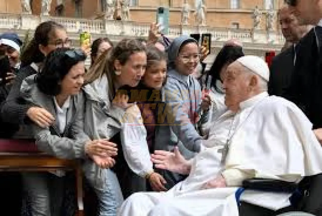 «Feliz Domingo de Ramos y Feliz Semana Santa», expresó el Papa en su visita sorpresa en la Plaza