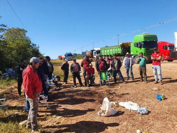 Camioneros paran por falta de cobro en Concepción