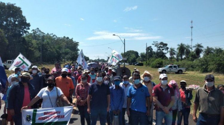 Misiones: Campesinos cierran ruta para exigir juicio político