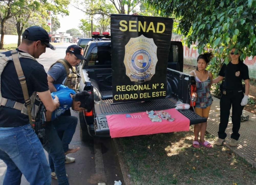 Pareja de nativos fue detenida por venta de drogas frente a un centro educativo de CDE
