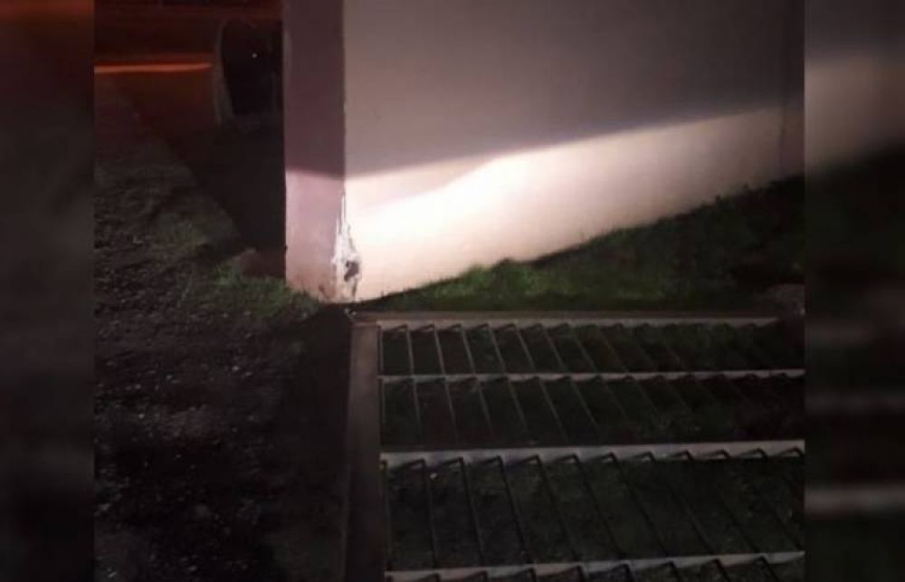 Nena de 2 años está grave tras caerle encima un portón