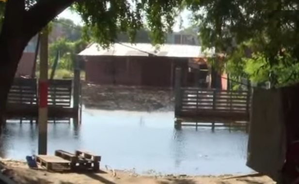 Crecida del río ya afecta a Nanawa, que está al borde de otra inundación