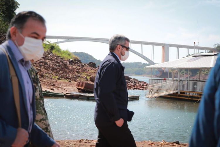 Brasileños se manifiestan y exigen reapertura de frontera en Foz de Yguazú