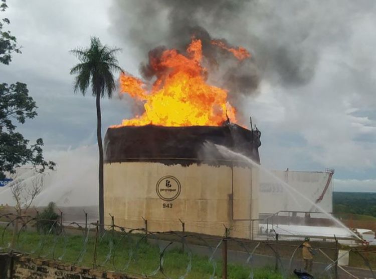 Incendio en Planta de Petropar podría proseguir por 24 horas más, informó su presidente