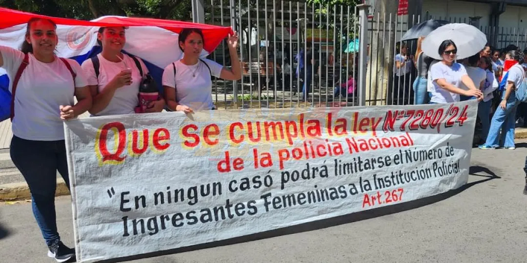 Mujeres excluídas del Colegio de Policía realizan nueva protesta frente al Poder Judicial