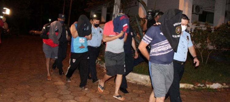 Juez “enfría” caso de policías implicados en secuestro y extorsión y les otorga medidas