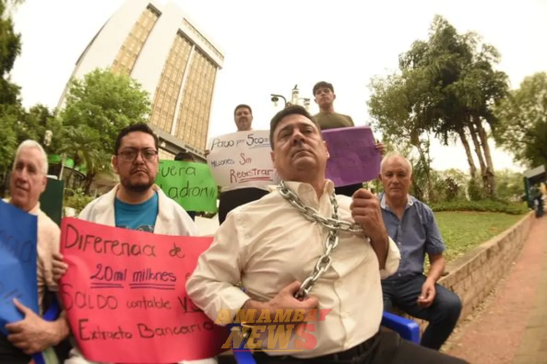 VIDEO: Salyn Buzarquis se encadena frente a la Municipalidad de Asunción