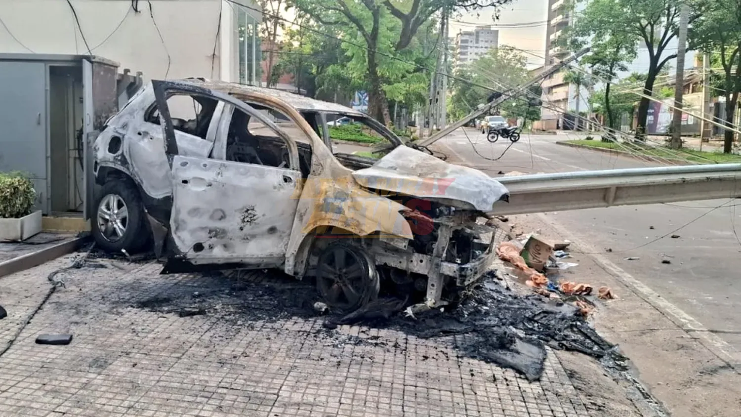Grave accidente termina con auto incinerado y deja sin energía al barrio Murucuyá