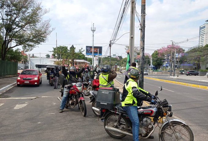 Motodeliverys cuestionan que regulación del casco será un golpe al bolsillo
