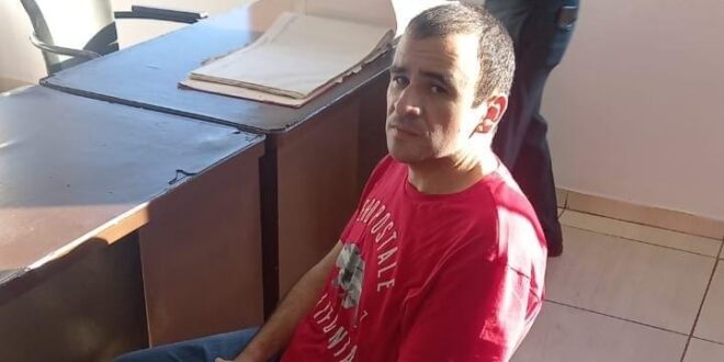 Con un tanque de guerra custodian celda de Miguel Insfrán