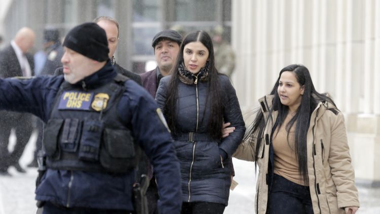 Juez ordena la detención temporal de Emma Coronel durante su audiencia