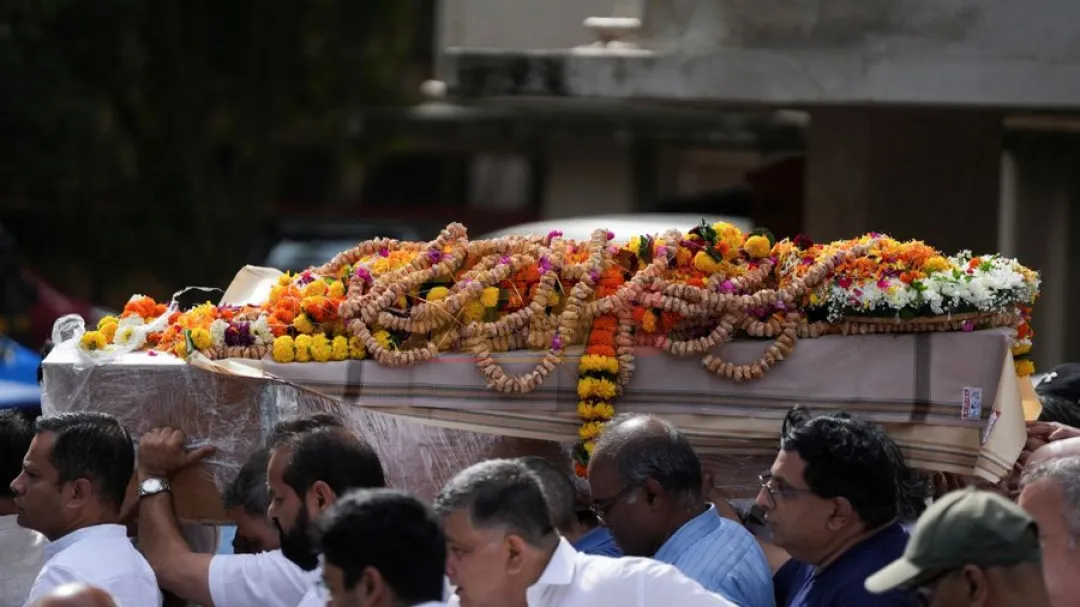 Dan de alta al sobreviviente del accidente de Air India; asiste al funeral de su hermano con quien viajaba