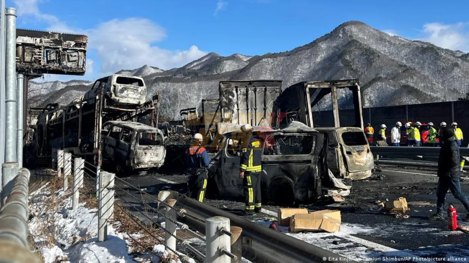 Colisión masiva deja dos muertos y 26 heridos en Japón