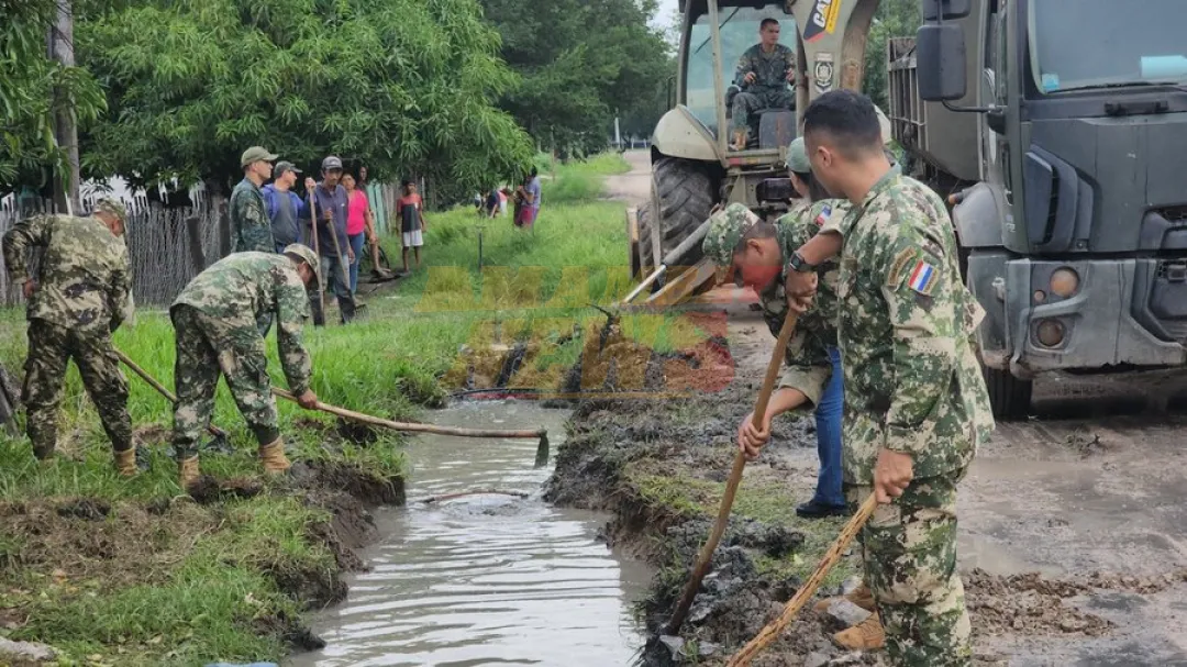 Militares trabajan en Vallemí tras pedido de familias afectadas por la inundación