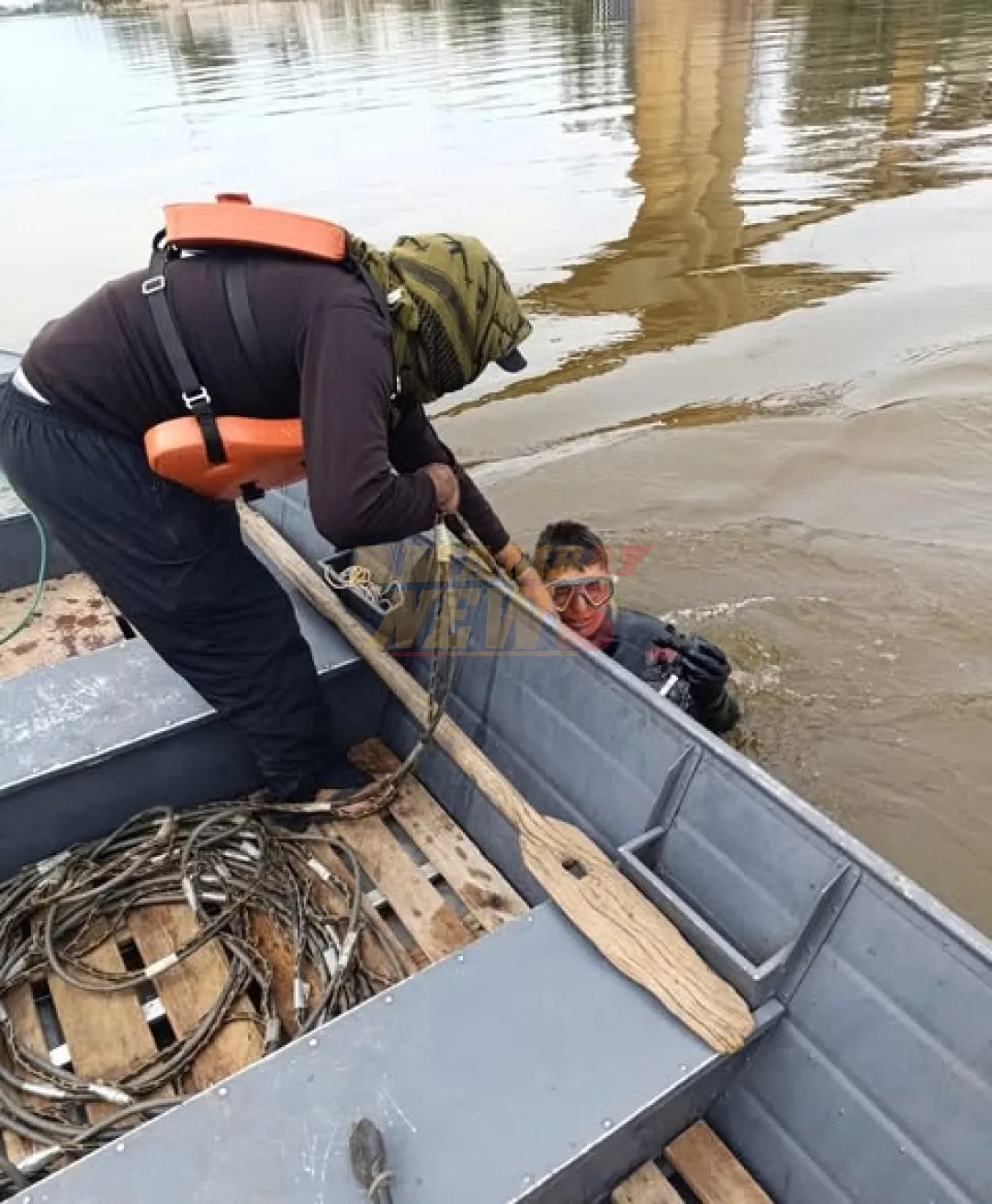Localizan camión en el río, pero cuerpo del conductor aún no pudo ser rescatado