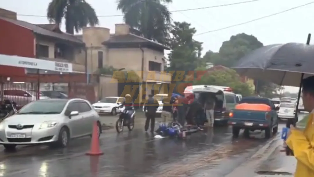En plena lluvia, motociclista fallece tras choque en transitada avenida
