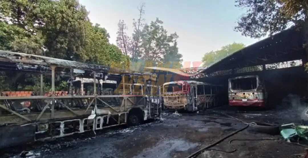 Cinco buses arden en Tobatí y daños superan G. 400 millones
