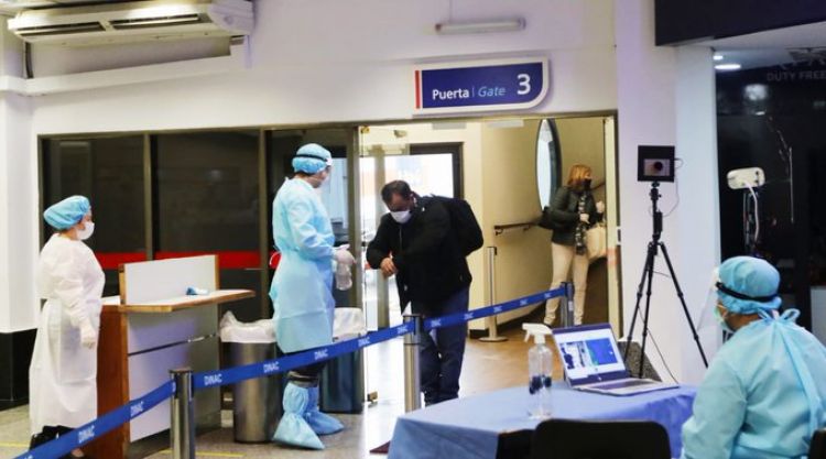 Los que retornan al país deben guardar aislamiento