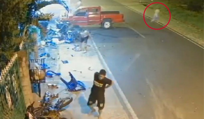 Conductor presuntamente alcoholizado atropelló a un grupo de personas y luego se fugó