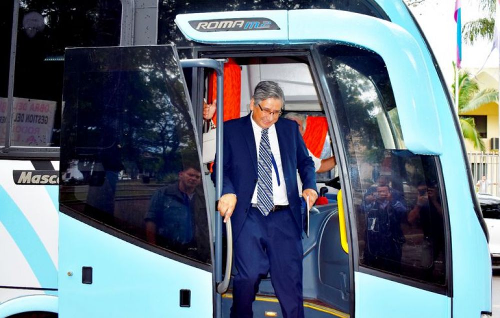 Gobernador del Guairá presenta bus comprado a precio de oro