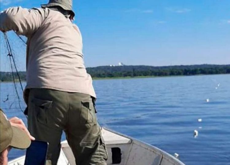 Retiran 4.000 metros de espineles y 800 metros de red del Lago Ypacaraí