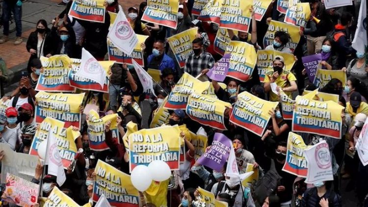 Renuncia ministro colombiano tras 19 muertos en actos contra reforma tributaria