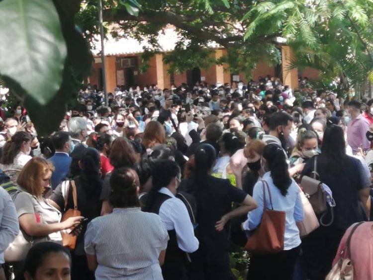 Caos y desorganización en jornada de pruebas de docentes que aspiran a un cargo