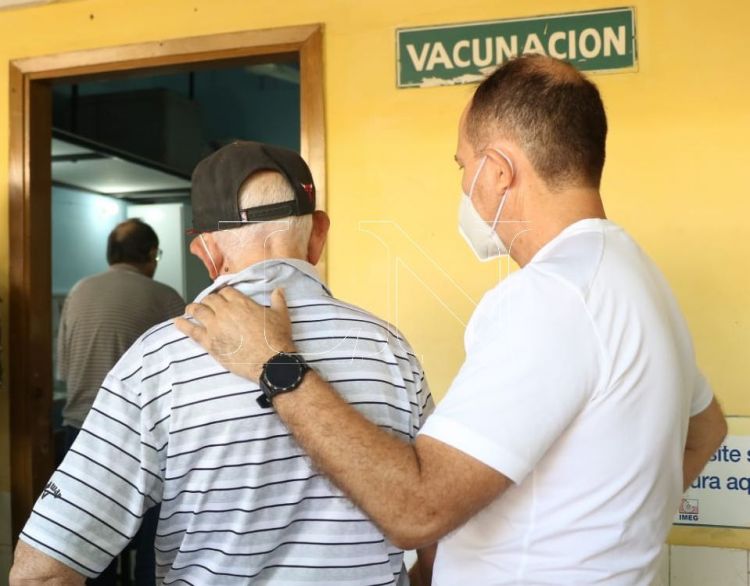 Vacunación indebida: lo ocurrido en Presidente Franco es un delito, según abogado