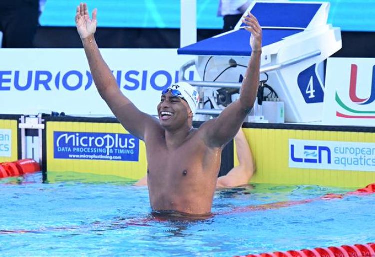 En Roma, los hombres también se sumergen en la natación artística