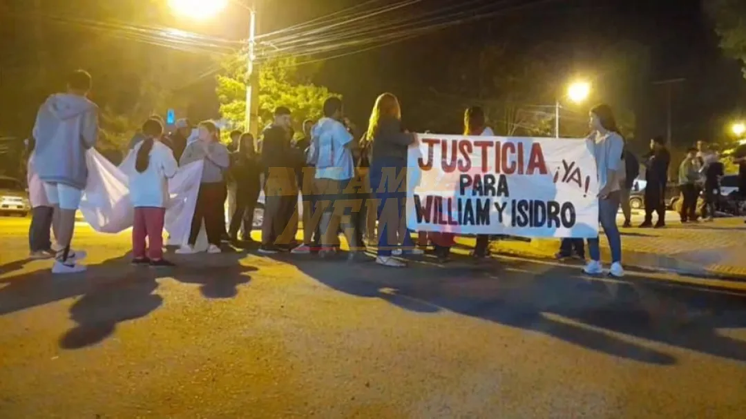 Familiares de adolescente fallecido se manifiestan frente a la casa de la intendenta de San Ignacio