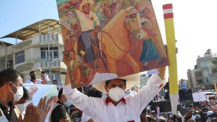 Perú: Golpes e insultos contra periodistas en mitín de Castillo