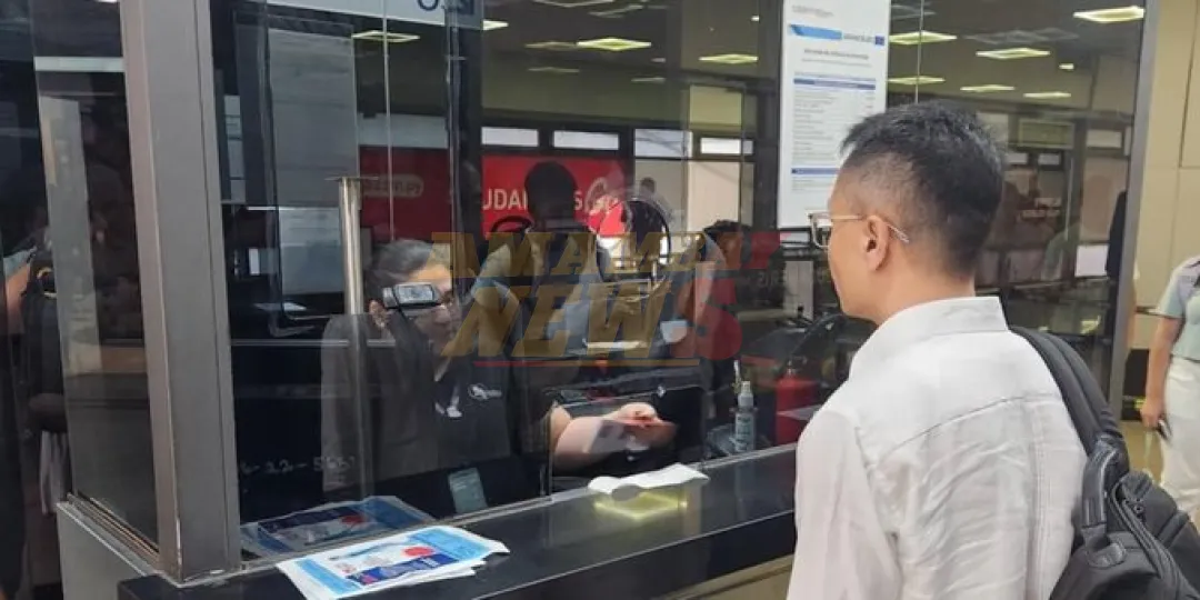 Expulsión de diplomático chino se concretó este sábado