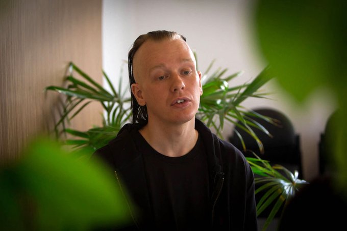 Otorgan libertad condicionada a Ola Bini, amigo de Julian Assange