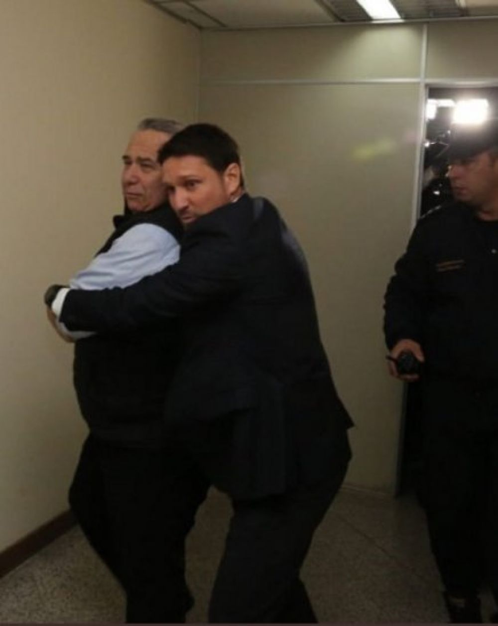 scar Gonzlez Daher y su hijo salen de la crcel por disposicin de un juez