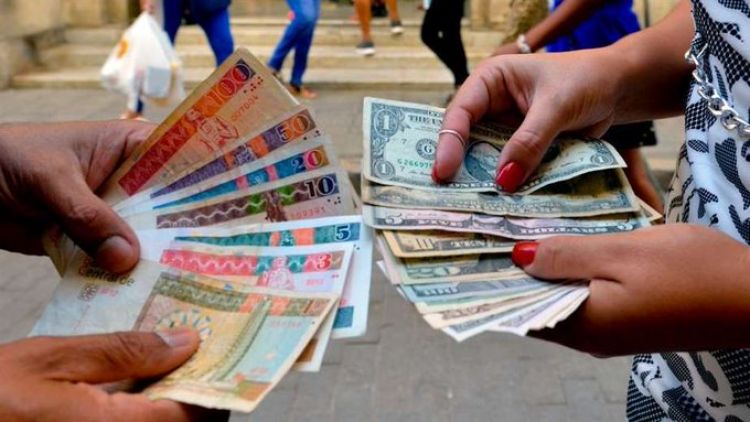 Cuba suspende los depósitos de dólares en efectivo en la isla
