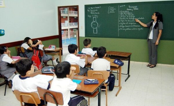 Colegios privados consideran ajuste de tarifas por inflación