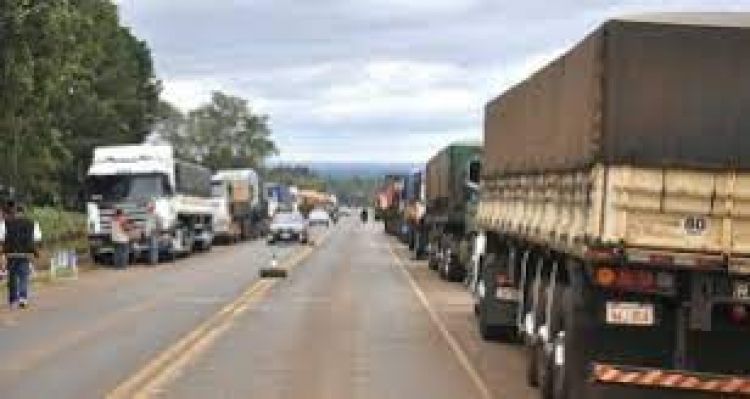 Más camioneros se suman al paro y sube tensión en las rutas