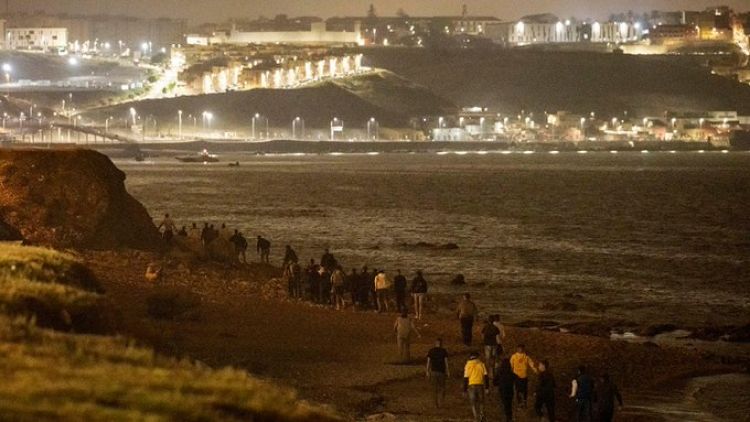 España refuerza los efectivos en la frontera ante la ola de inmigrantes