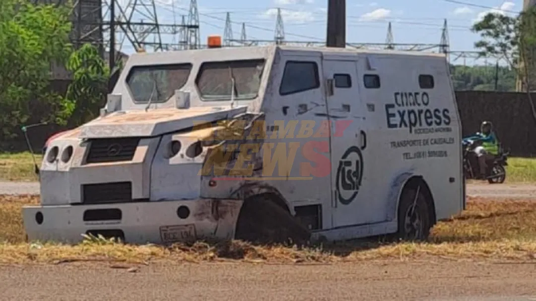 Camión de caudales sufre reventón de ruedas y choca contra árboles en Hernandarias