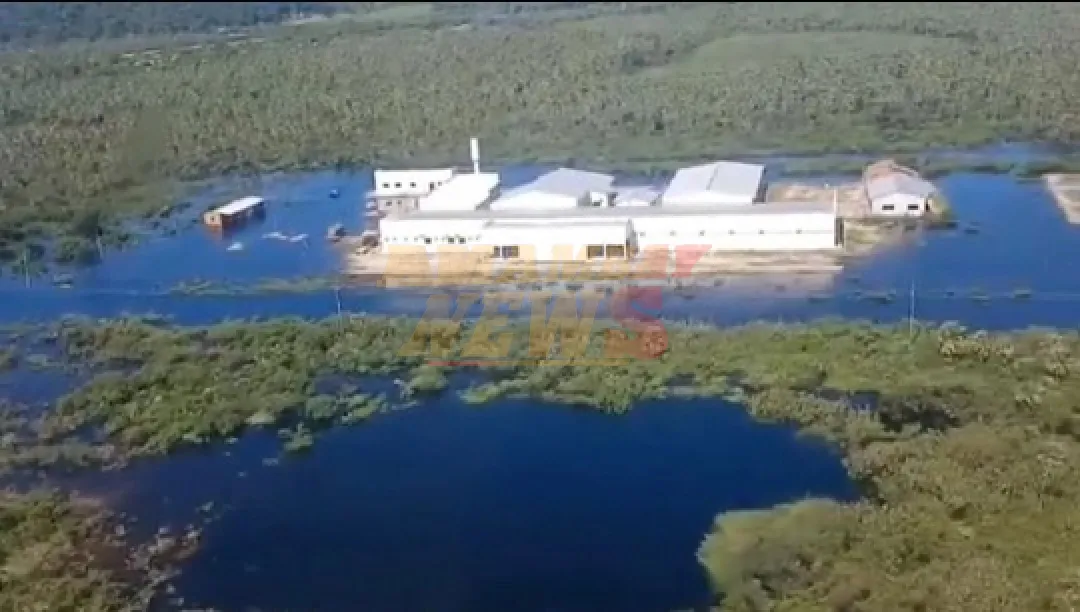 Hospital de Fuerte Olimpo, rodeado por agua en plena etapa final de construcción