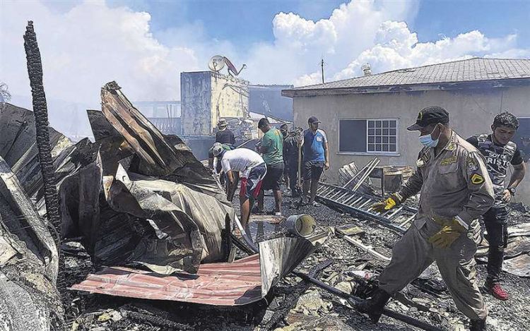 Incendio calcina decenas de casas en isla del Caribe