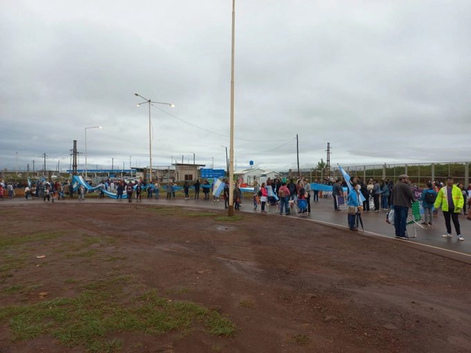 Docentes argentinos bloquean puente Encarnación-Posadas