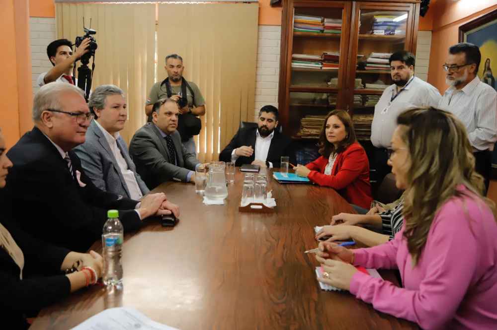 Ministra de Salud defiende a profesionales del Neuro