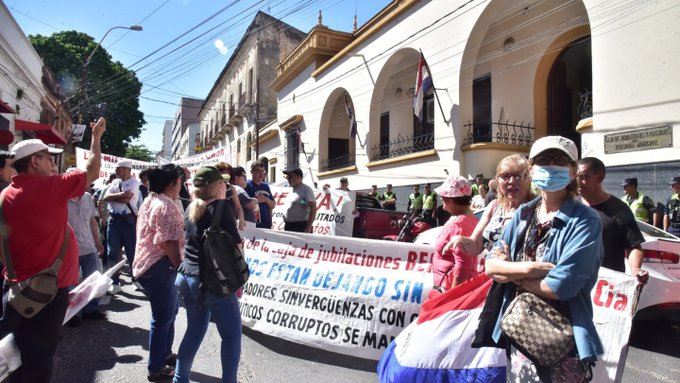 Jubilados exigen intervención y se encadenan frente a la Caja de Jubilaciones Municipales