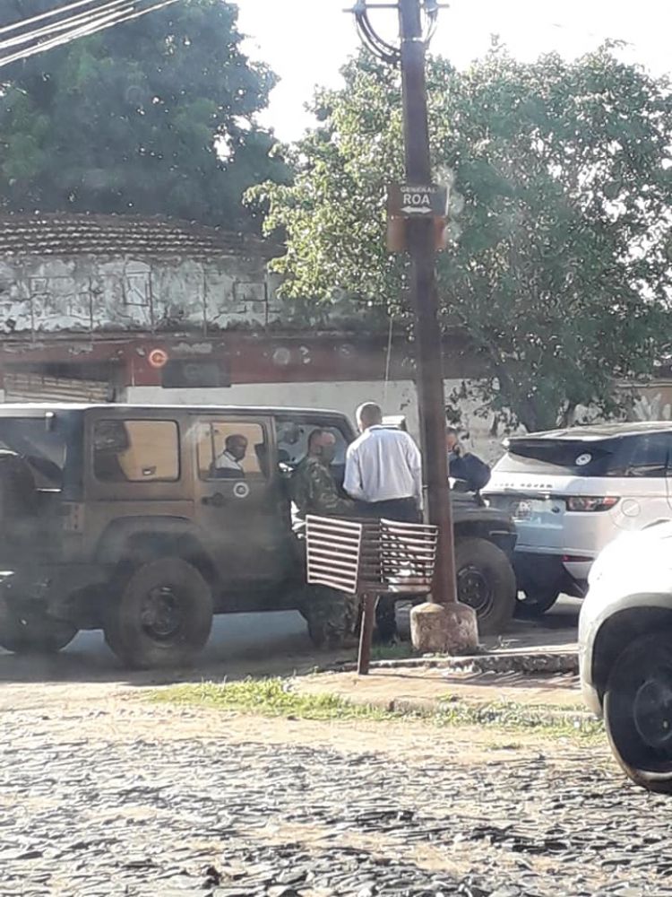 Vehículo de la FTC y aduaneros frente a un depósito de cervezas en Pedro Juan Caballero