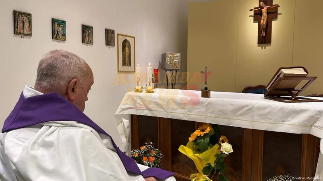 Vaticano divulga la primera imagen del papa en un mes